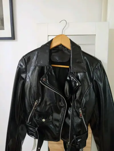 Chaqueta de cuero sintético negra estilo biker - miniatura 1