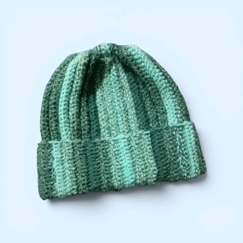 Gorro tejido a mano verde cálido y cómodo - 1