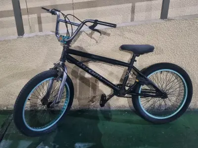 Bicicleta BMX Oxford negra con llantas verdes - miniatura 2
