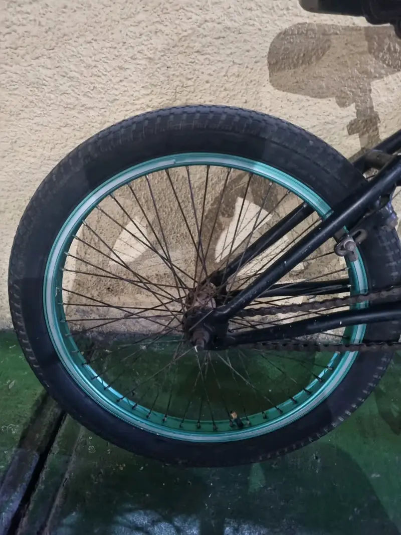 Bicicleta BMX Oxford negra con llantas verdes - 3