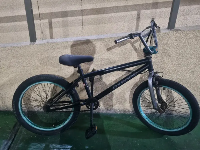 Bicicleta BMX Oxford negra con llantas verdes - 4