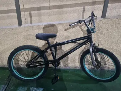 Bicicleta BMX Oxford negra con llantas verdes - miniatura 4