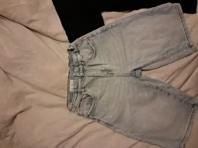 Shorts de mezclilla azul claro para hombre - miniatura 1