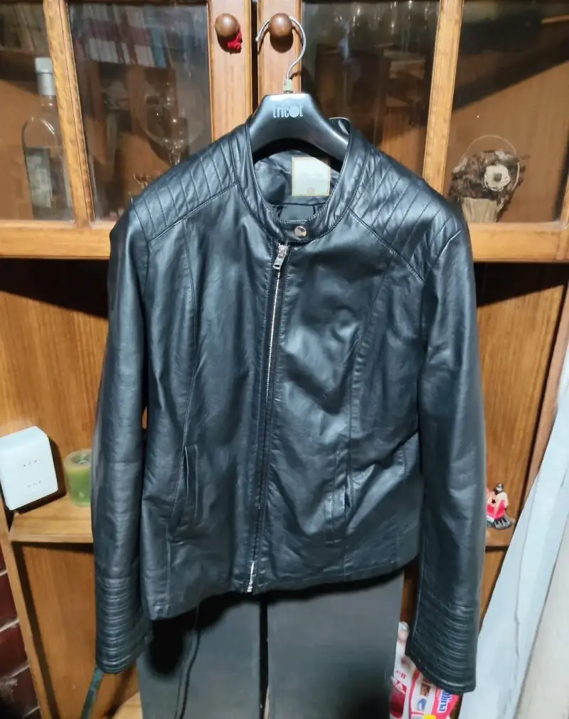 Chaqueta negra ecocuero