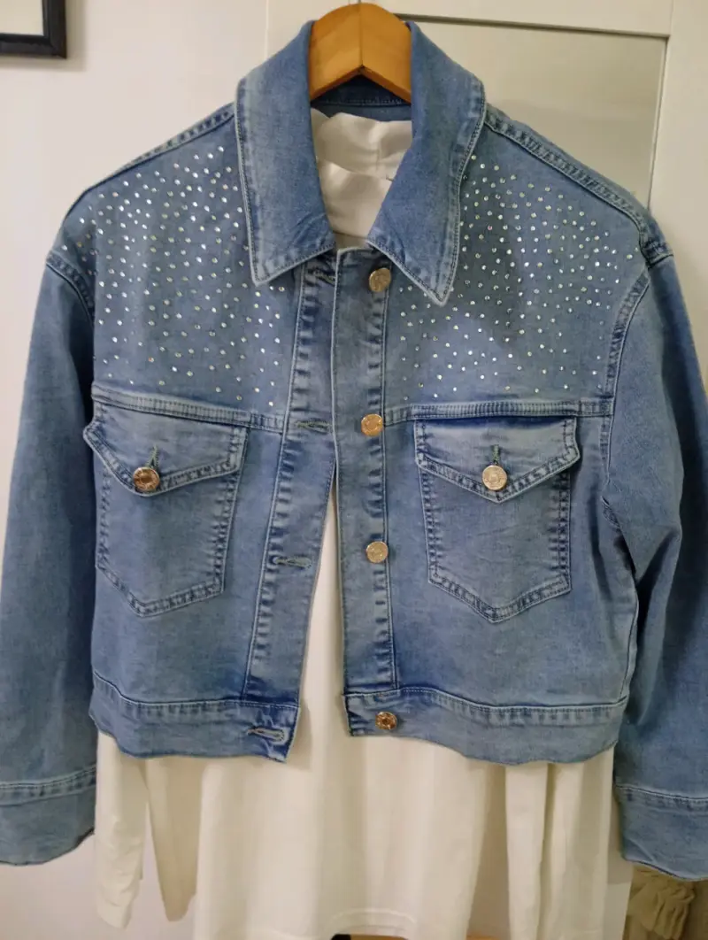 Chaqueta de mezclilla con tachas para mujer - 1