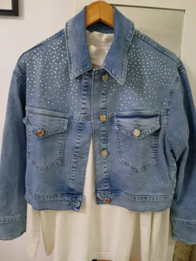 Chaqueta de mezclilla con tachas para mujer - miniatura 1