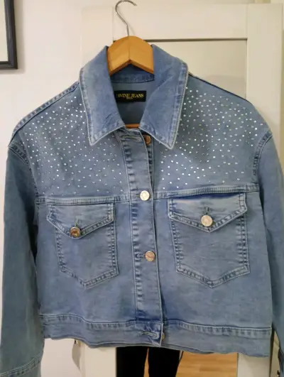 Chaqueta de mezclilla con tachas para mujer - miniatura 2