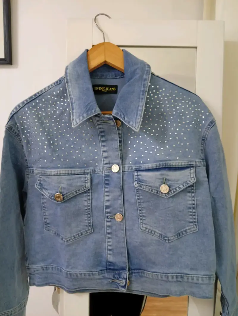 Chaqueta de mezclilla con tachas para mujer - 3