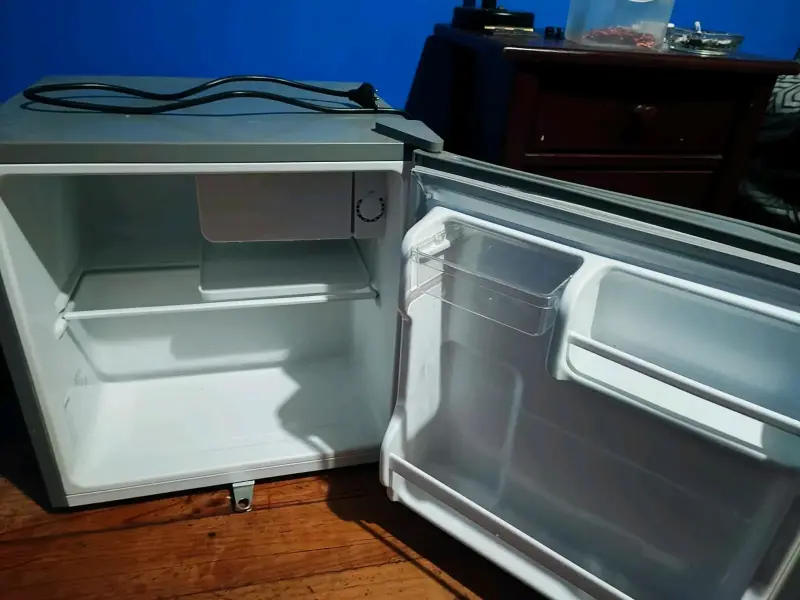 Mini refrigerador Midea compacto gris - 2
