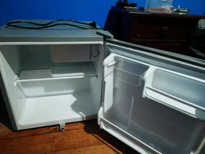 Mini refrigerador Midea compacto gris - miniatura 2