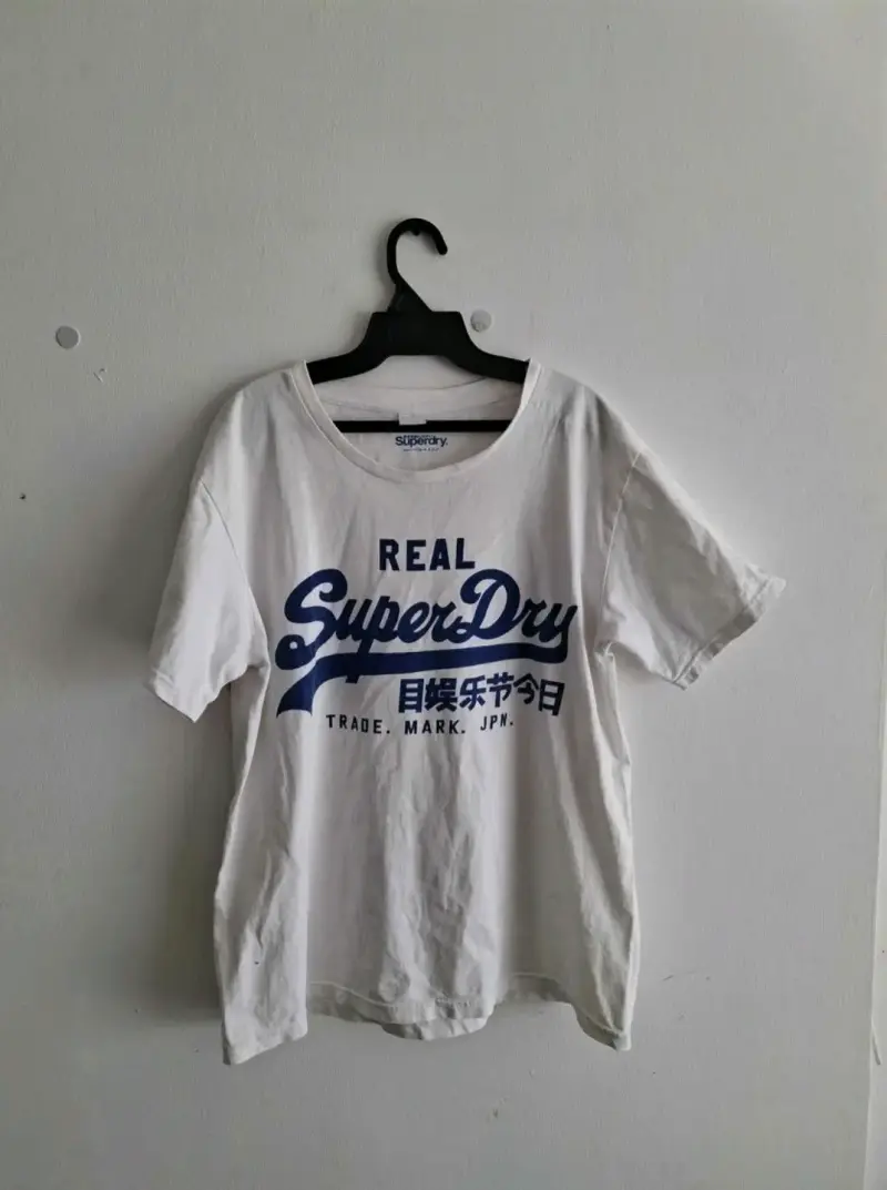 Polera blanca Superdry con estampado azul - 1