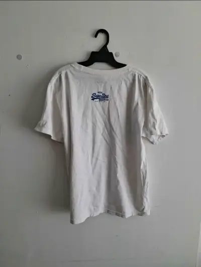 Polera blanca Superdry con estampado azul - miniatura 2