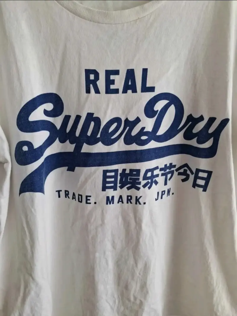 Polera blanca Superdry con estampado azul - 3