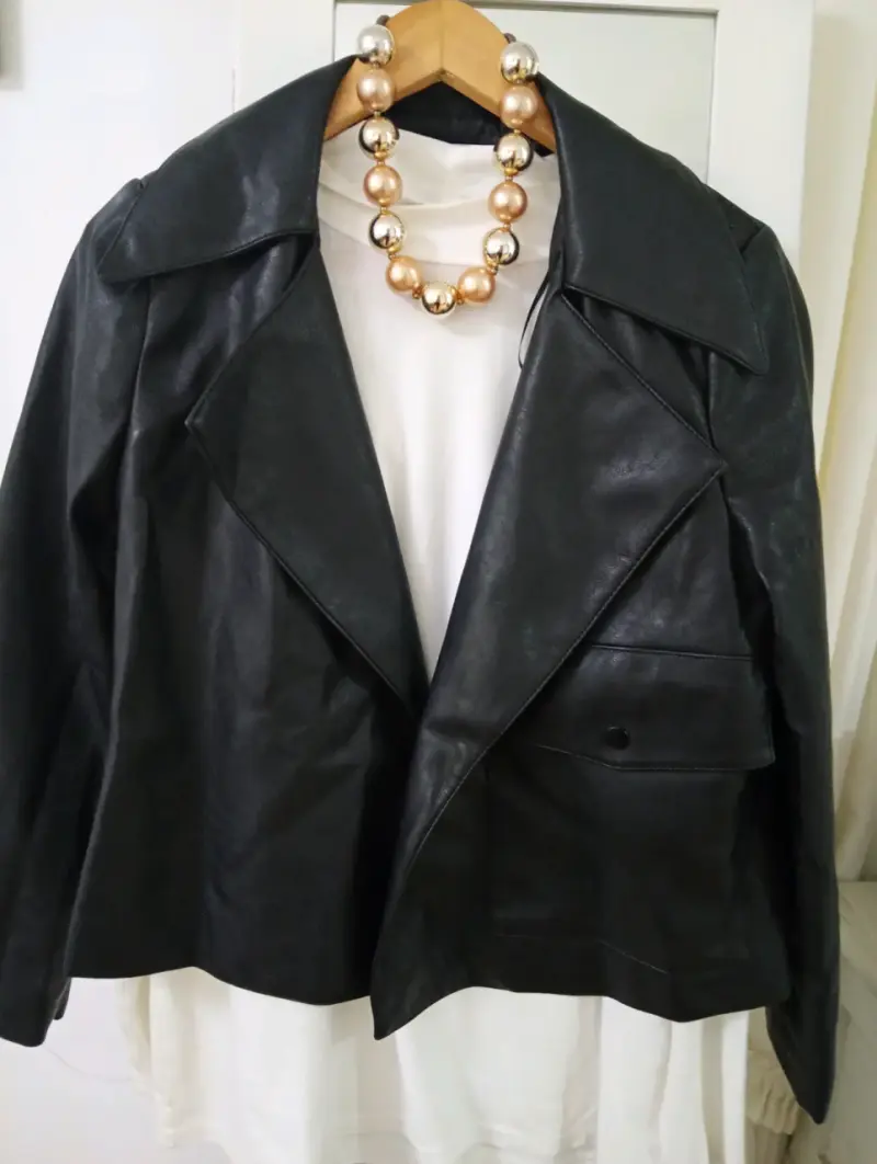 Chaqueta de cuero negra para mujer - 1