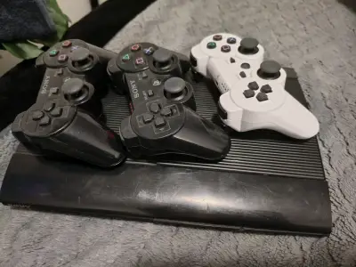 Consola Sony PS3 con tres controles - miniatura 1