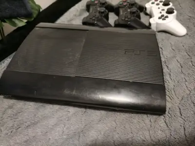 Consola Sony PS3 con tres controles - miniatura 2