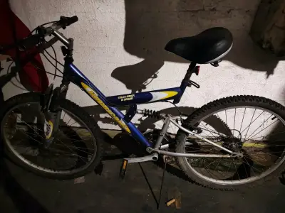 Bicicleta Mountain Bike azul con suspensión - miniatura 1