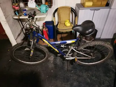 Bicicleta Mountain Bike azul con suspensión - miniatura 2