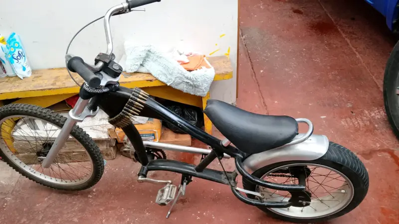 Bicicleta estilo chopper negra - 1