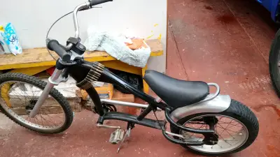 Bicicleta estilo chopper negra - miniatura 1