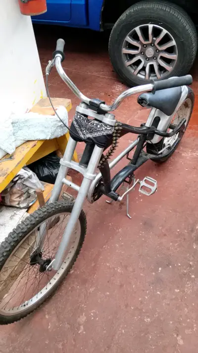 Bicicleta estilo chopper negra - miniatura 2