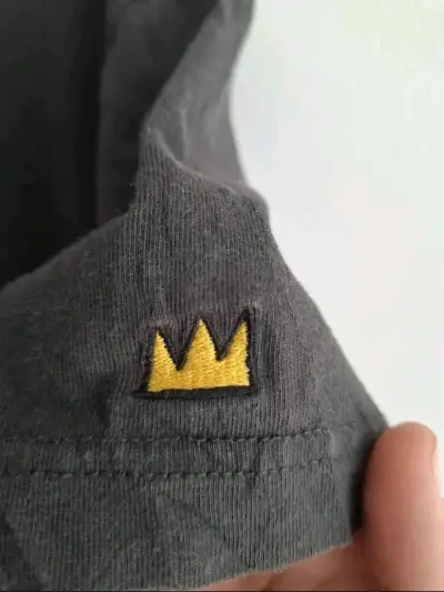 Polera Jean-Michel Basquiat negra con diseño de corona - miniatura 5