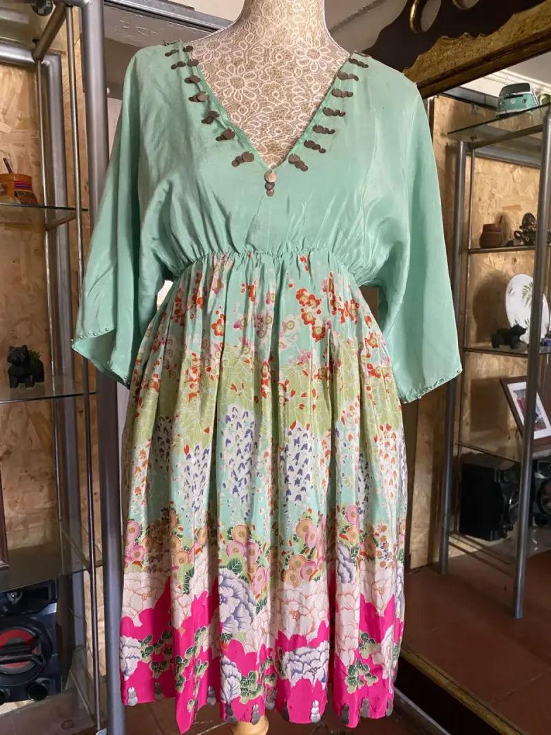 Vestido bohemio con estampado floral y detalles en botones - 1
