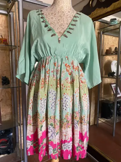 Vestido bohemio con estampado floral y detalles en botones - miniatura 1