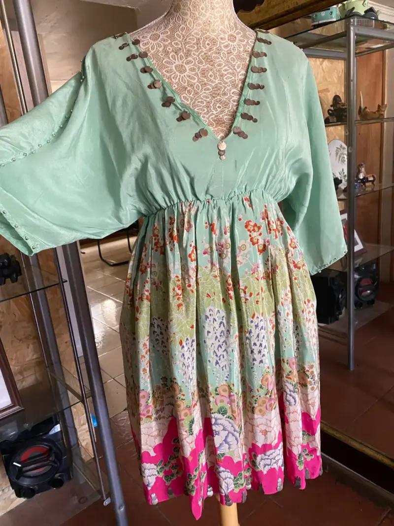 Vestido bohemio con estampado floral y detalles en botones - 2