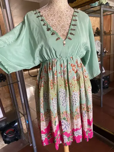 Vestido bohemio con estampado floral y detalles en botones - miniatura 2