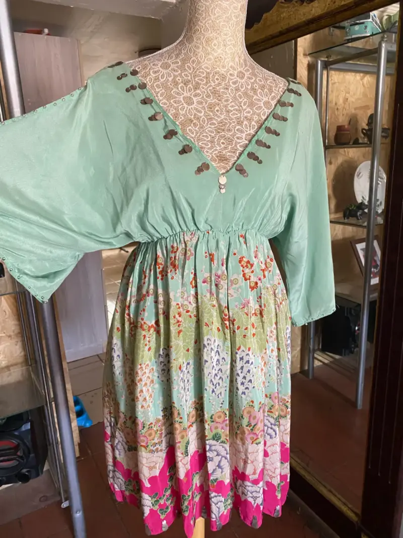 Vestido bohemio con estampado floral y detalles en botones - 3
