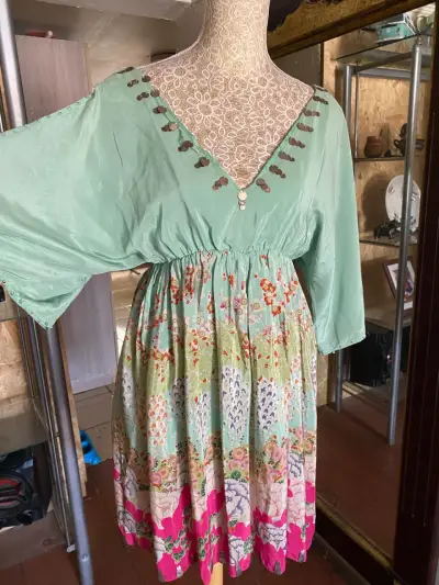 Vestido bohemio con estampado floral y detalles en botones - miniatura 3