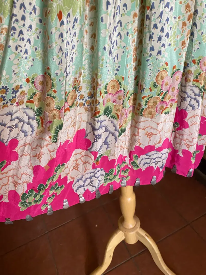 Vestido bohemio con estampado floral y detalles en botones - 4