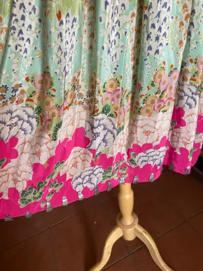 Vestido bohemio con estampado floral y detalles en botones - miniatura 4