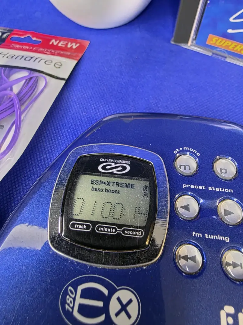 Reproductor de CD portátil RCA con bass boost - 2