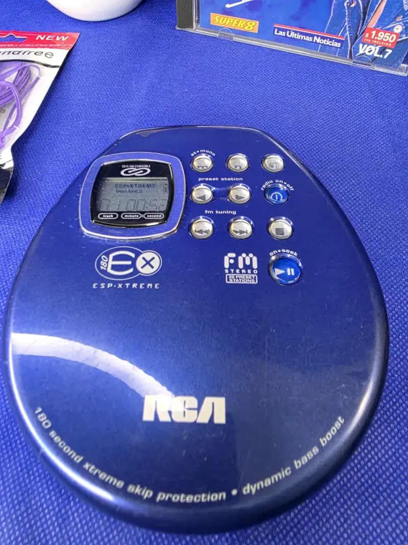 Reproductor de CD portátil RCA con bass boost - 4