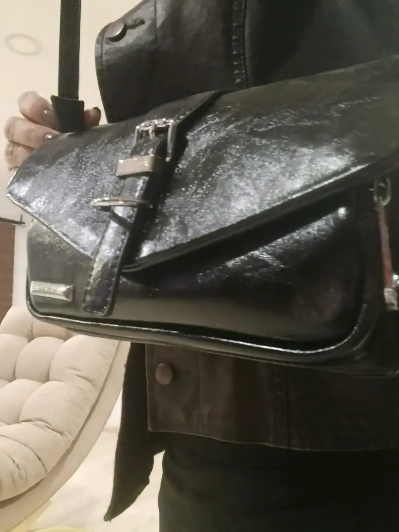 Cartera de cuero negra elegante