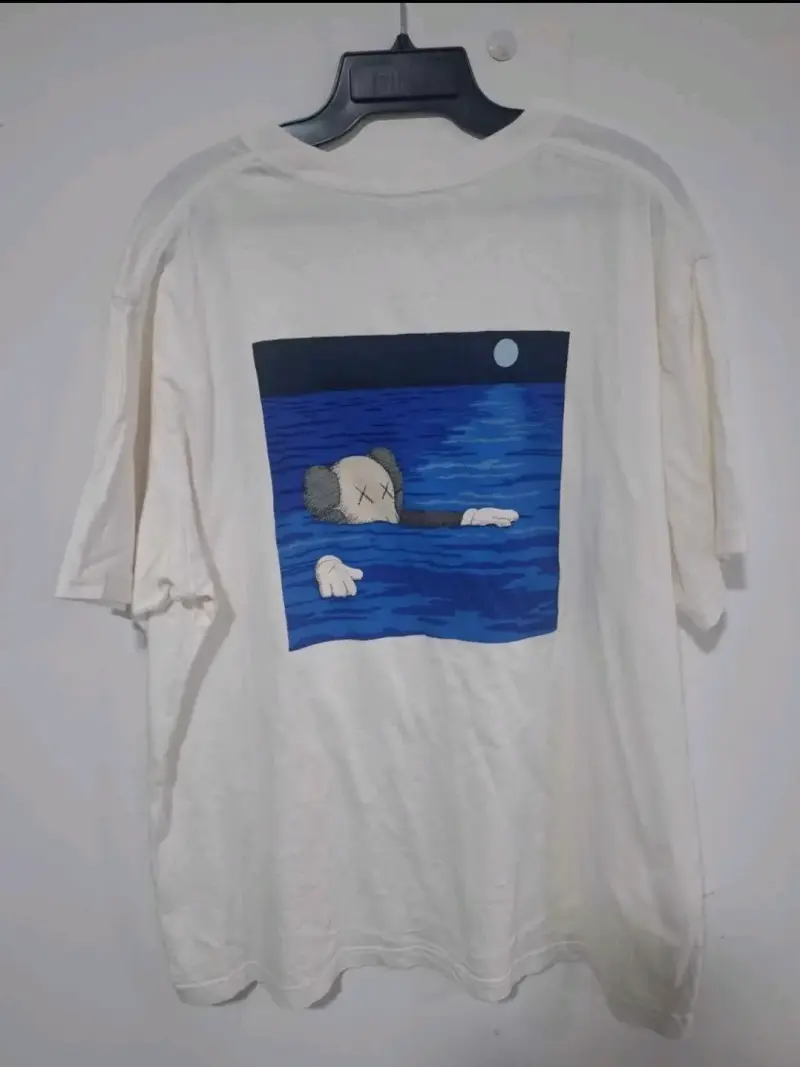 Polera blanca Uniqlo UT con diseño artístico - 1