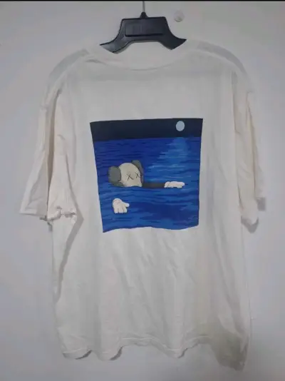 Polera blanca Uniqlo UT con diseño artístico - miniatura 1