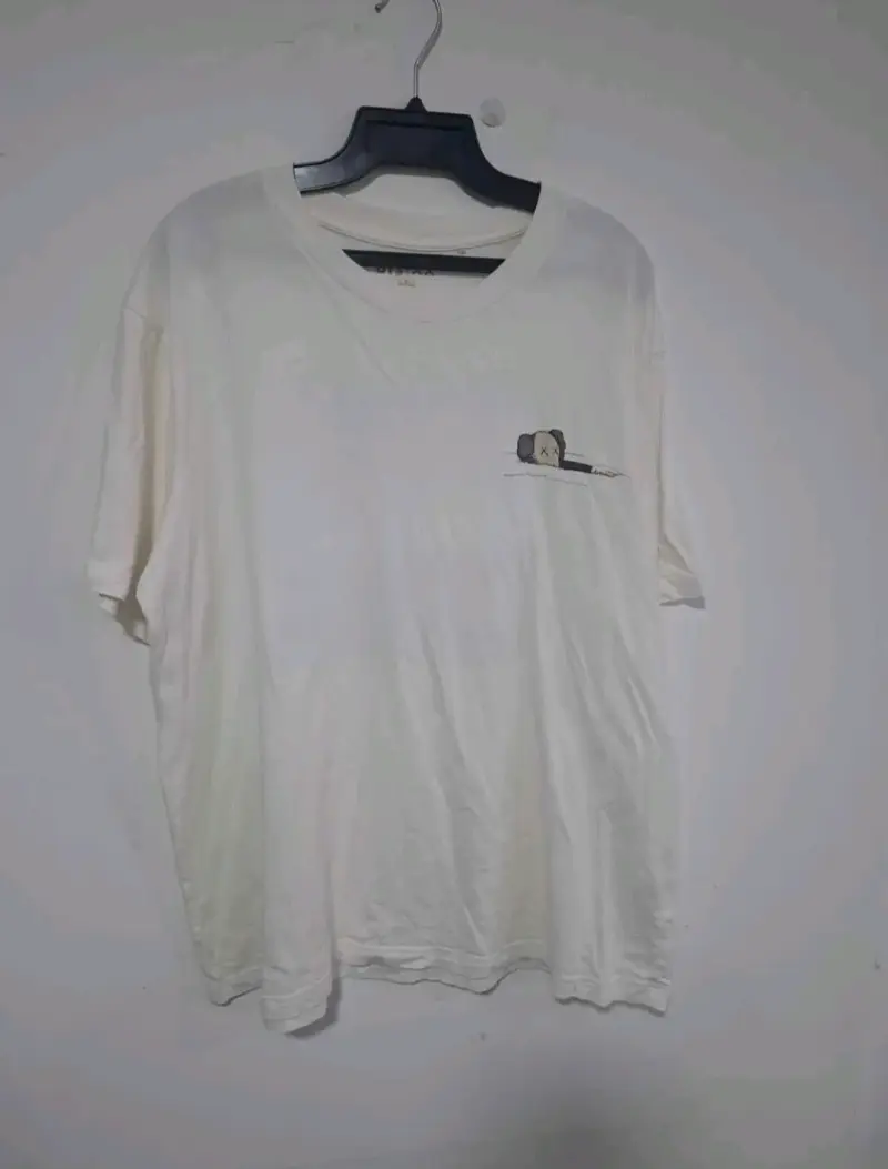 Polera blanca Uniqlo UT con diseño artístico - 2