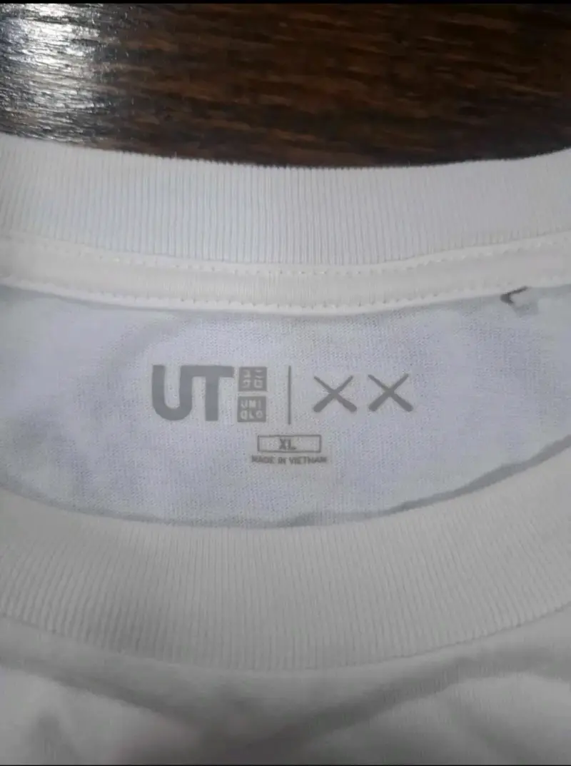 Polera blanca Uniqlo UT con diseño artístico - 3