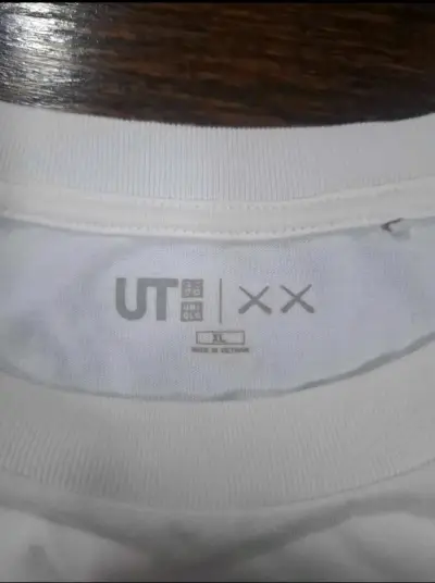 Polera blanca Uniqlo UT con diseño artístico - miniatura 3