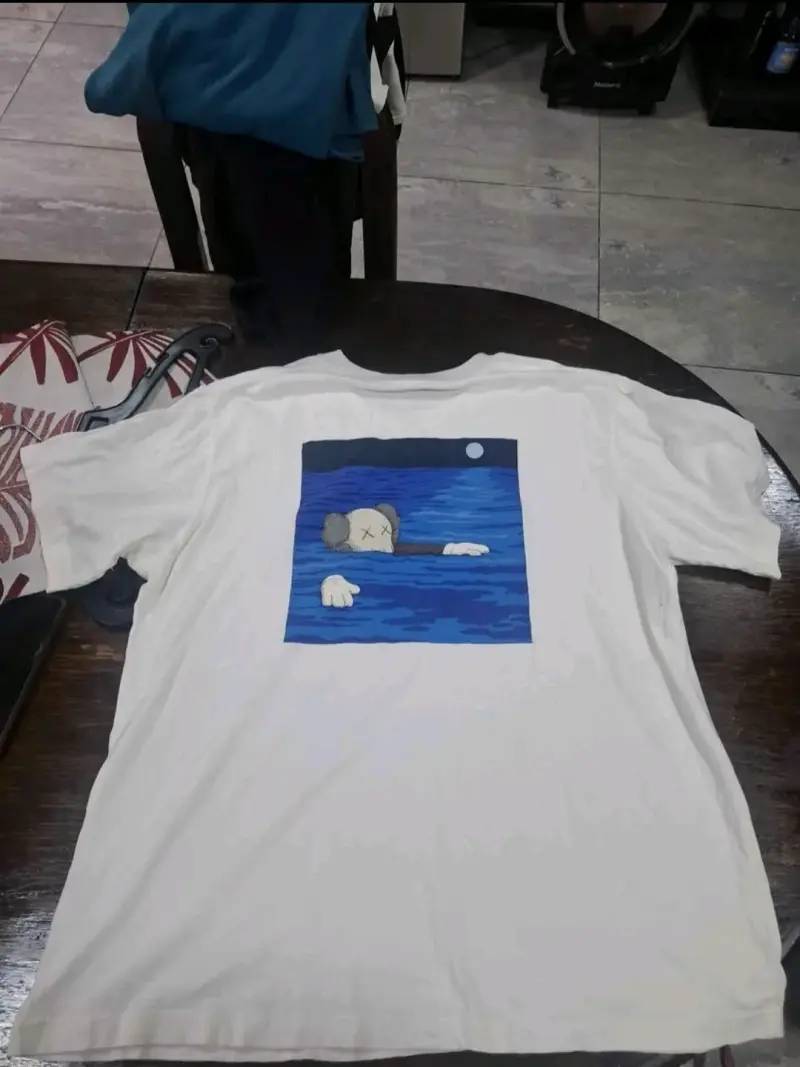 Polera blanca Uniqlo UT con diseño artístico - 4