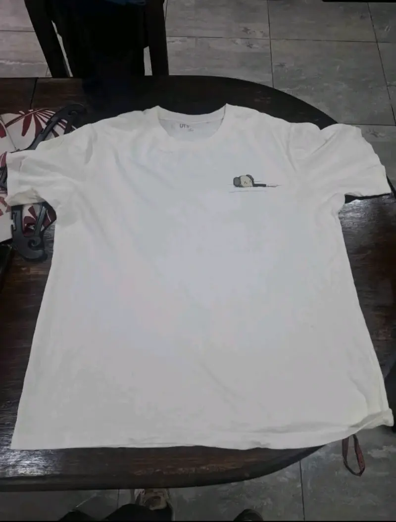 Polera blanca Uniqlo UT con diseño artístico - 5