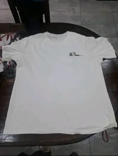 Polera blanca Uniqlo UT con diseño artístico - miniatura 5