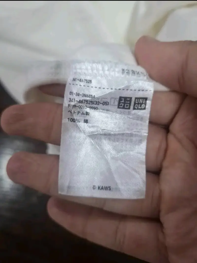 Polera blanca Uniqlo UT con diseño artístico - 6