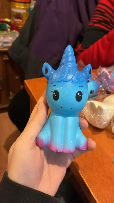 Juguete antiestrés unicornio azul brillante - miniatura 1