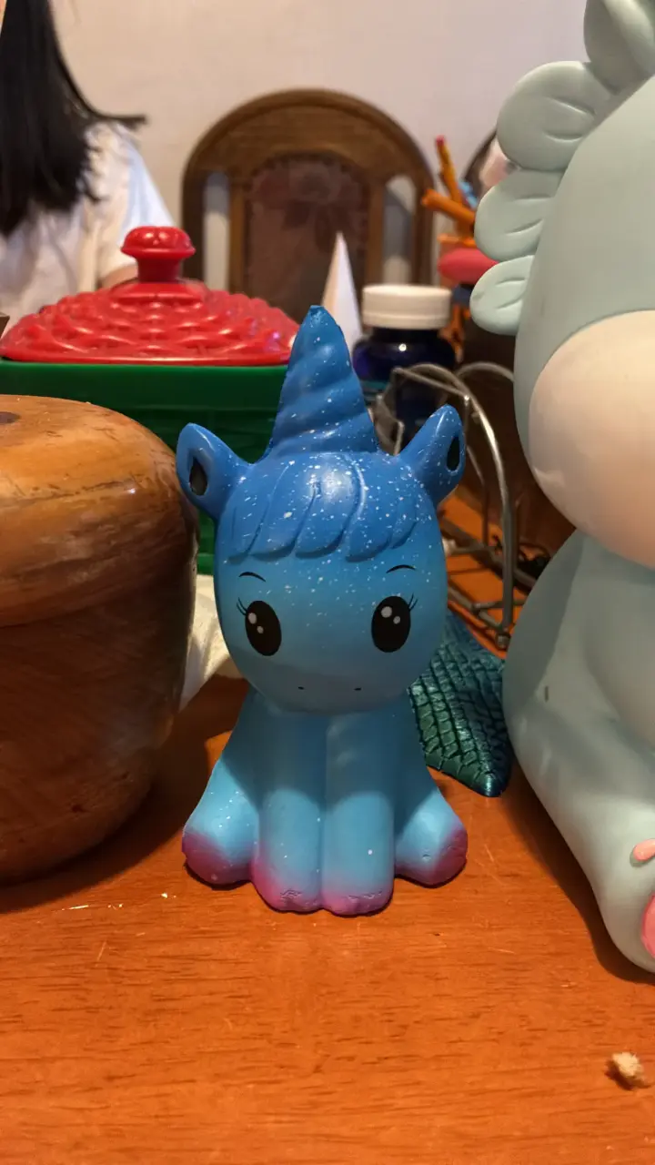 Juguete antiestrés unicornio azul brillante - 2