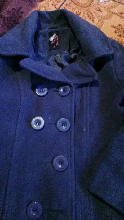 Abrigo azul para mujer con botones grandes - miniatura 2