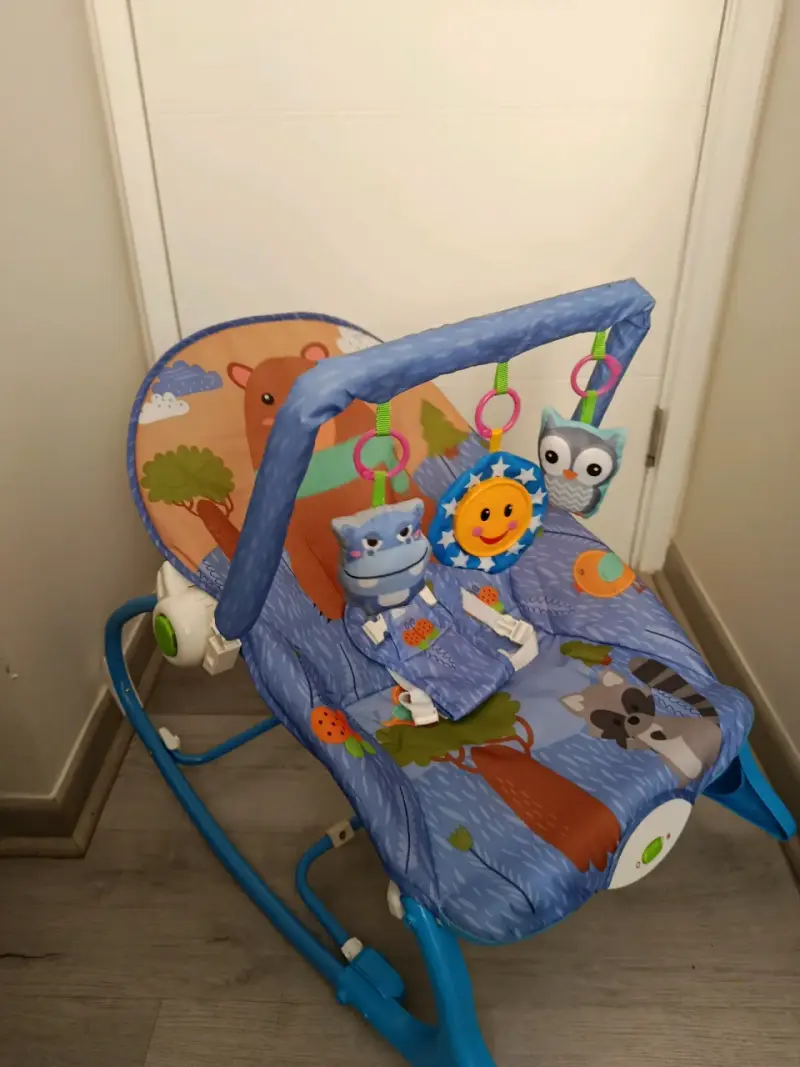 Silla Mecedora para Bebé con Juguetes Colgantes - 1